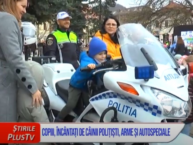 COPIII, ÎNCÂNTAȚI DE CÂINII POLIȚIȘTI, ARME ȘI AUTOSPECIALE