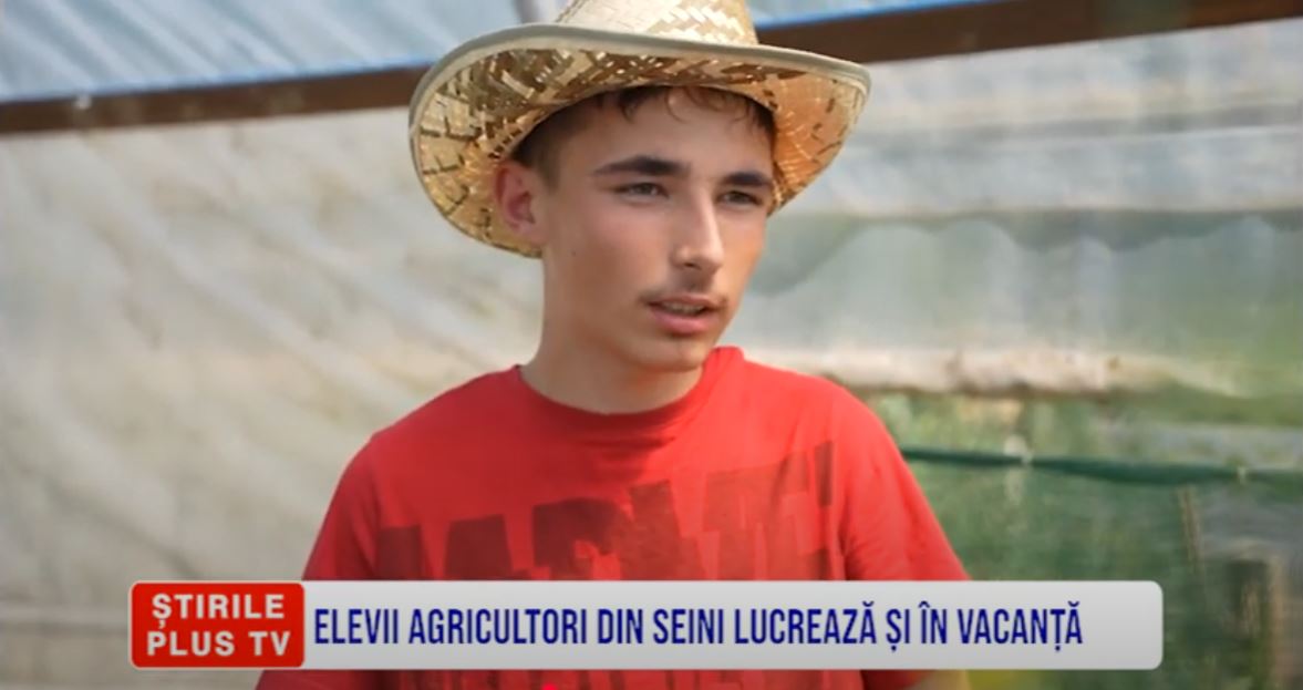 ELEVII AGRICULTORI DIN SEINI LUCREAZĂ ȘI ÎN VACANȚĂ