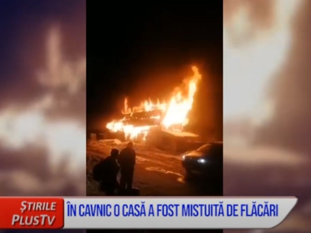 ÎN CAVNIC O CASĂ A FOST MISTUITĂ DE FLĂCĂRI