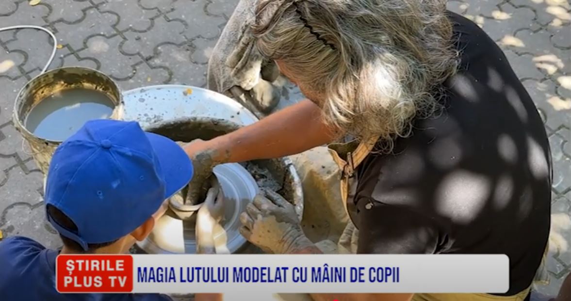 MAGIA LUTULUI MODELAT CU MÂINI DE COPII