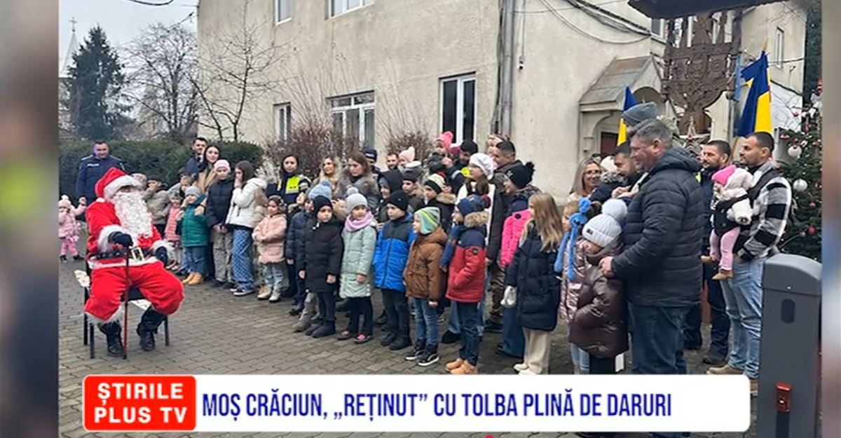 MOȘ CRĂCIUN, „REȚINUT” CU TOLBA PLINĂ DE DARURI
